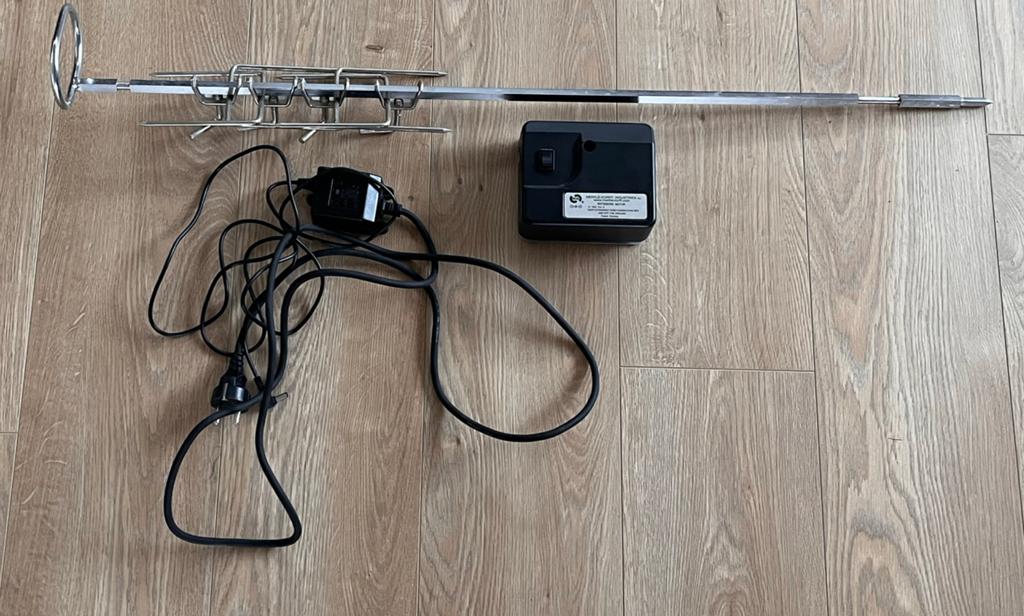 Bbq Merkle-Korff Rotisserie Motor met Spit, Zo goed a. nieuw, Ophalen, Zo goed als nieuw
