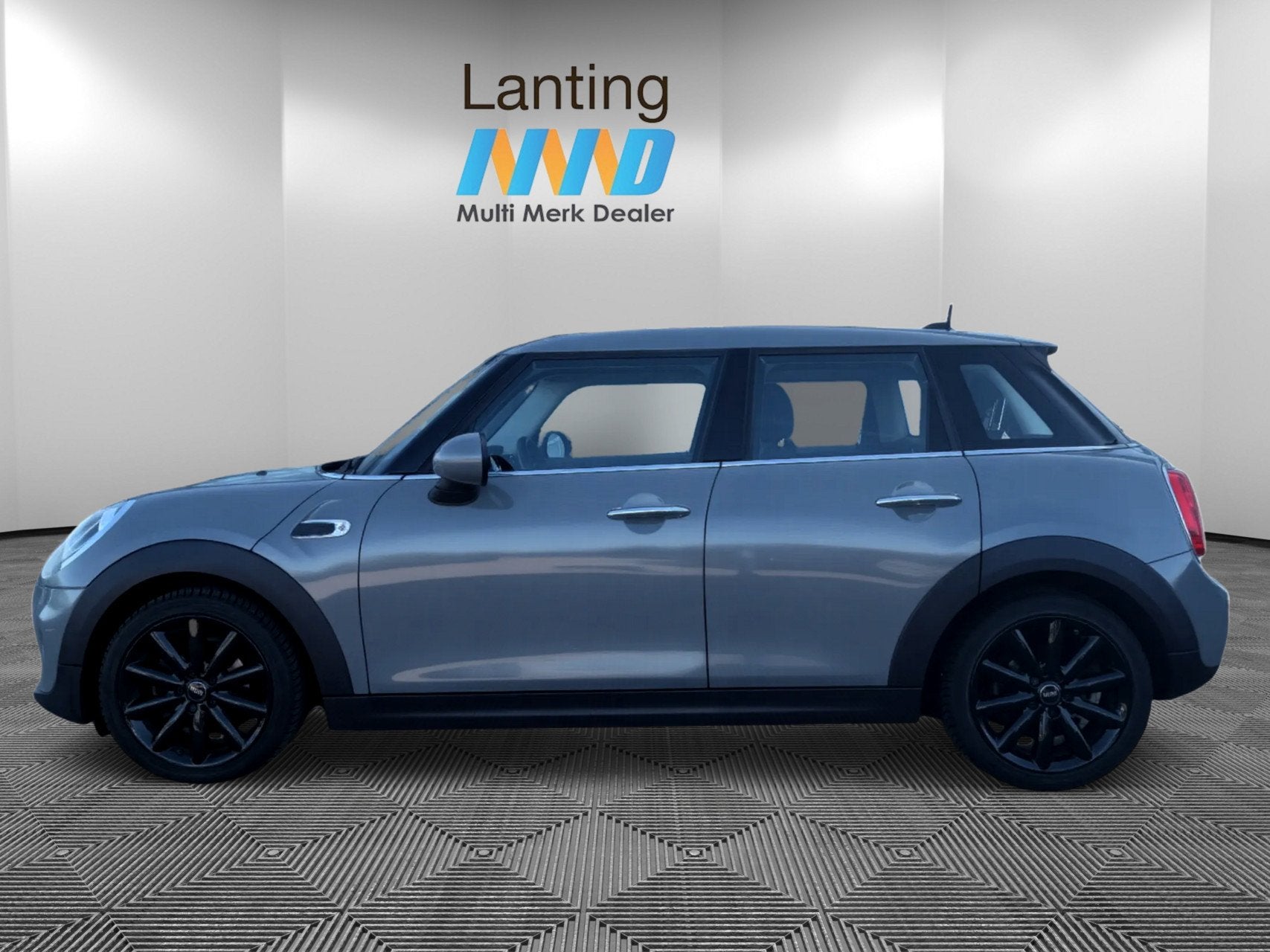Mini 1.5 Cooper 5 deurs MOONWALK GREY, Auto's, Gebruikt, Origineel Nederlands, Bedrijf, Handgeschakeld
