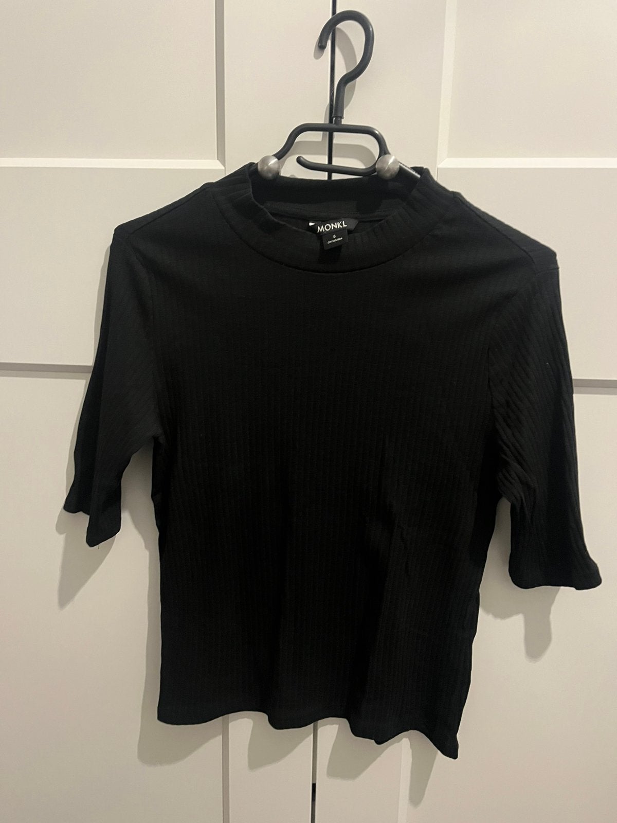 Monki tshirt, Zwart, Ophalen of Verzenden, Zo goed als nieuw, Korte mouw