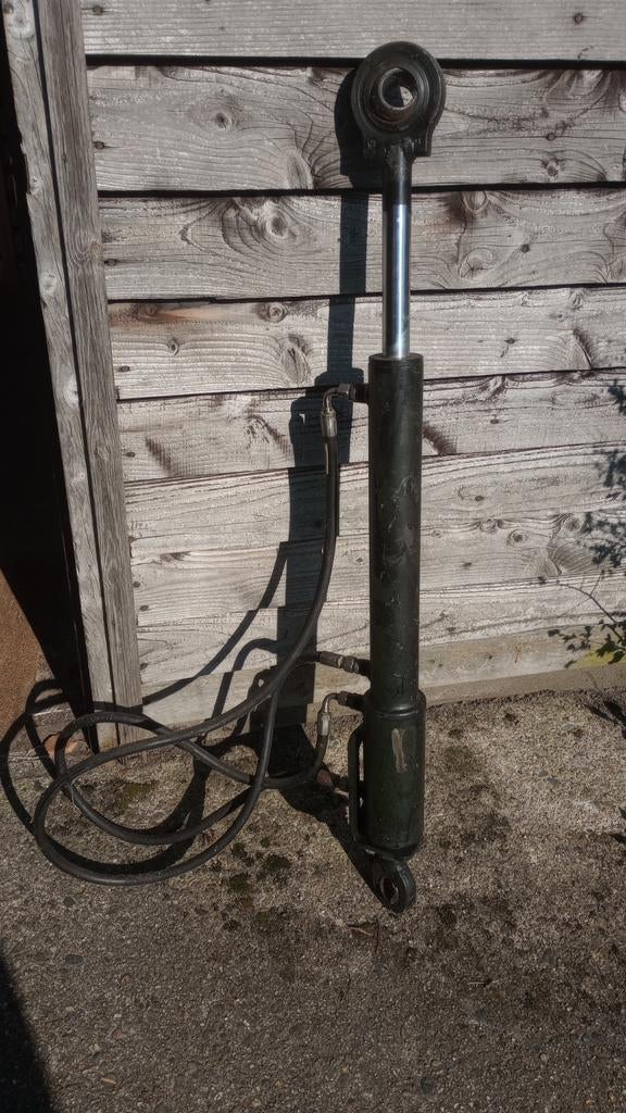Hydraulische cilinder met slangen, Ophalen