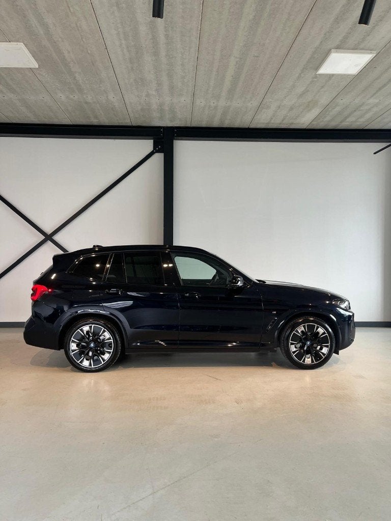 BMW iX3 High Executive Trekhaak Carbonschwarz 70.500km 2022, Automaat, 110 €/maand, Zwart, Particulier