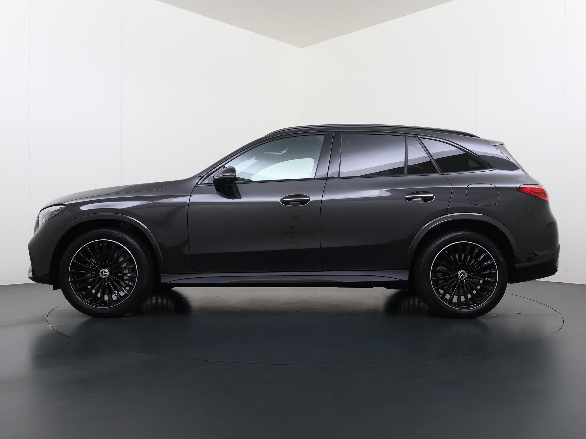 Mercedes-Benz GLC-klasse 300e 4MATIC AMG Line | Luchtvering, Auto's, Dealer onderhouden, Gebruikt, 4 cilinders, 2000 kg