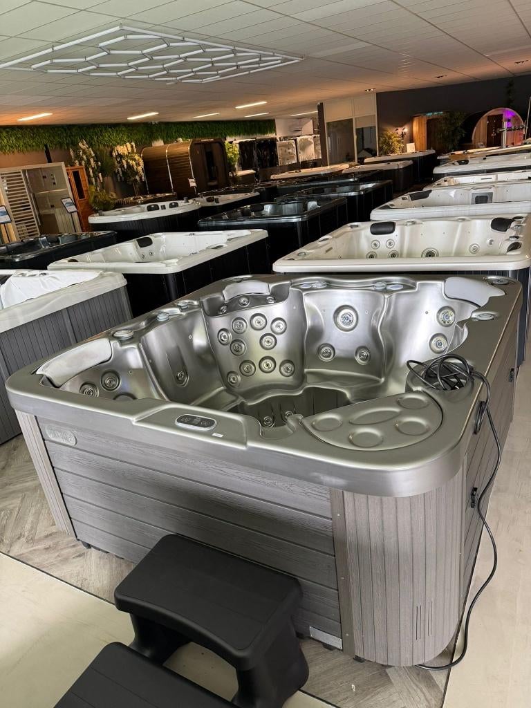 Jacuzzi Spa Wellis 210x210 –Plug & Play 220V– LED – Garantie, Ophalen, Zo goed als nieuw, Trap