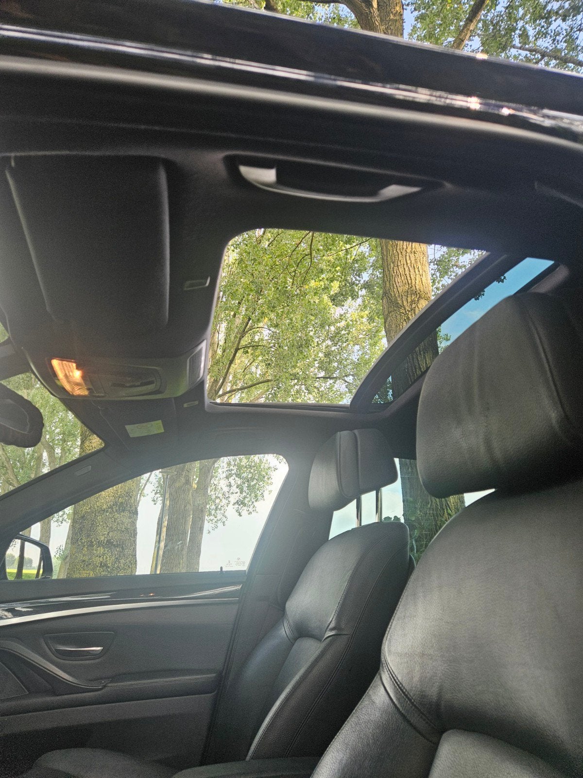BMW 5-Serie 2.0 520I AUT 184 PK Sedan 2016 Zwart, Auto's, Achterwielaandrijving, 4 cilinders, 2000 kg, Zwart