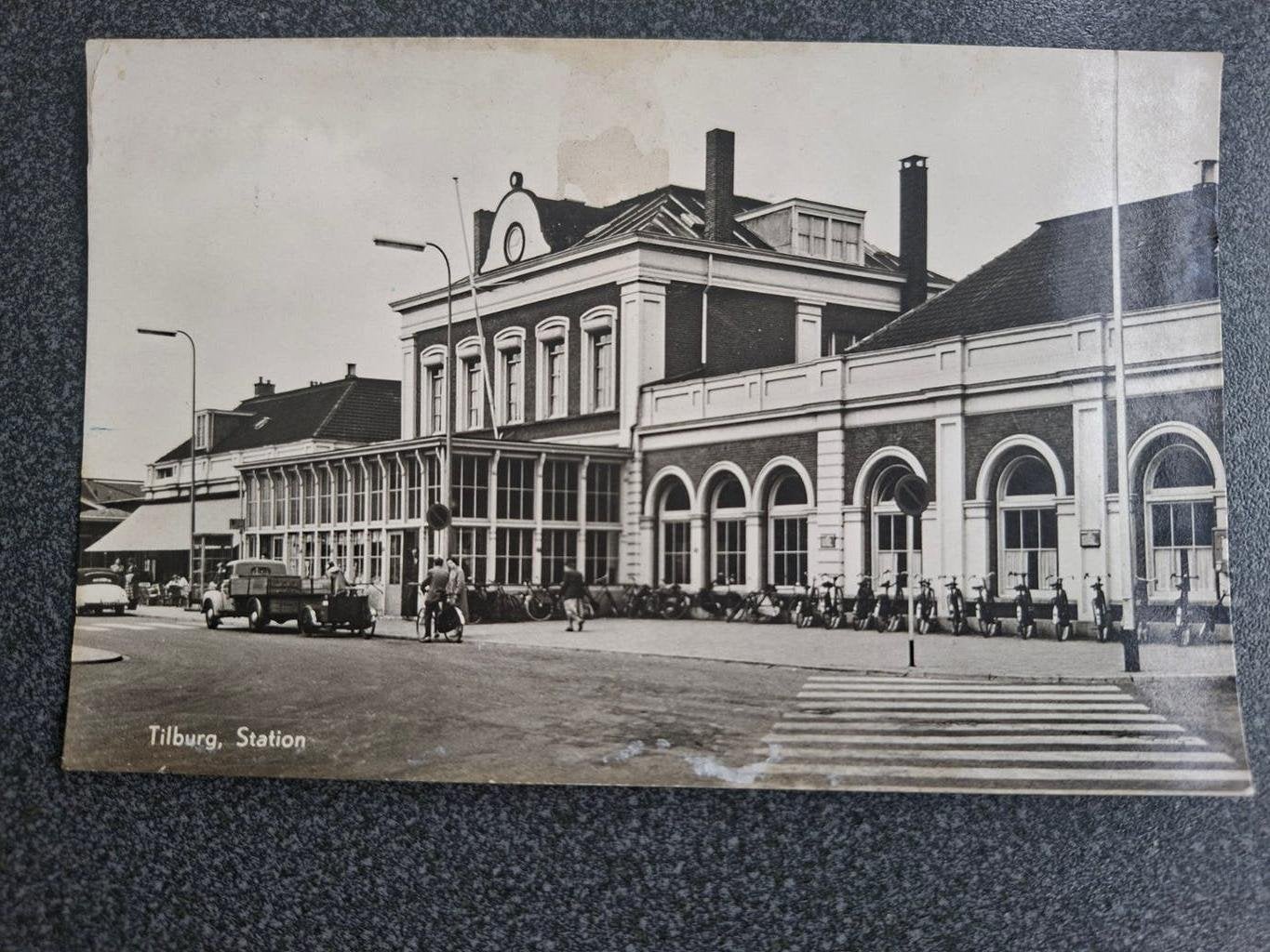 Tilburg fotokaart het Station 1958, Verzamelen, Ophalen of Verzenden, 1940 tot 1960, Noord-Brabant