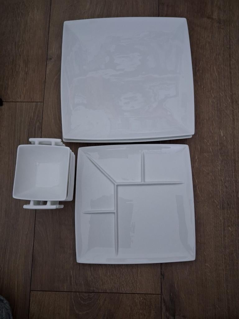 2 grote borden Yong Squito vierkant e.a., Huis en Inrichting, Keuken | Servies, Ophalen of Verzenden, Zo goed als nieuw, Bord(en)