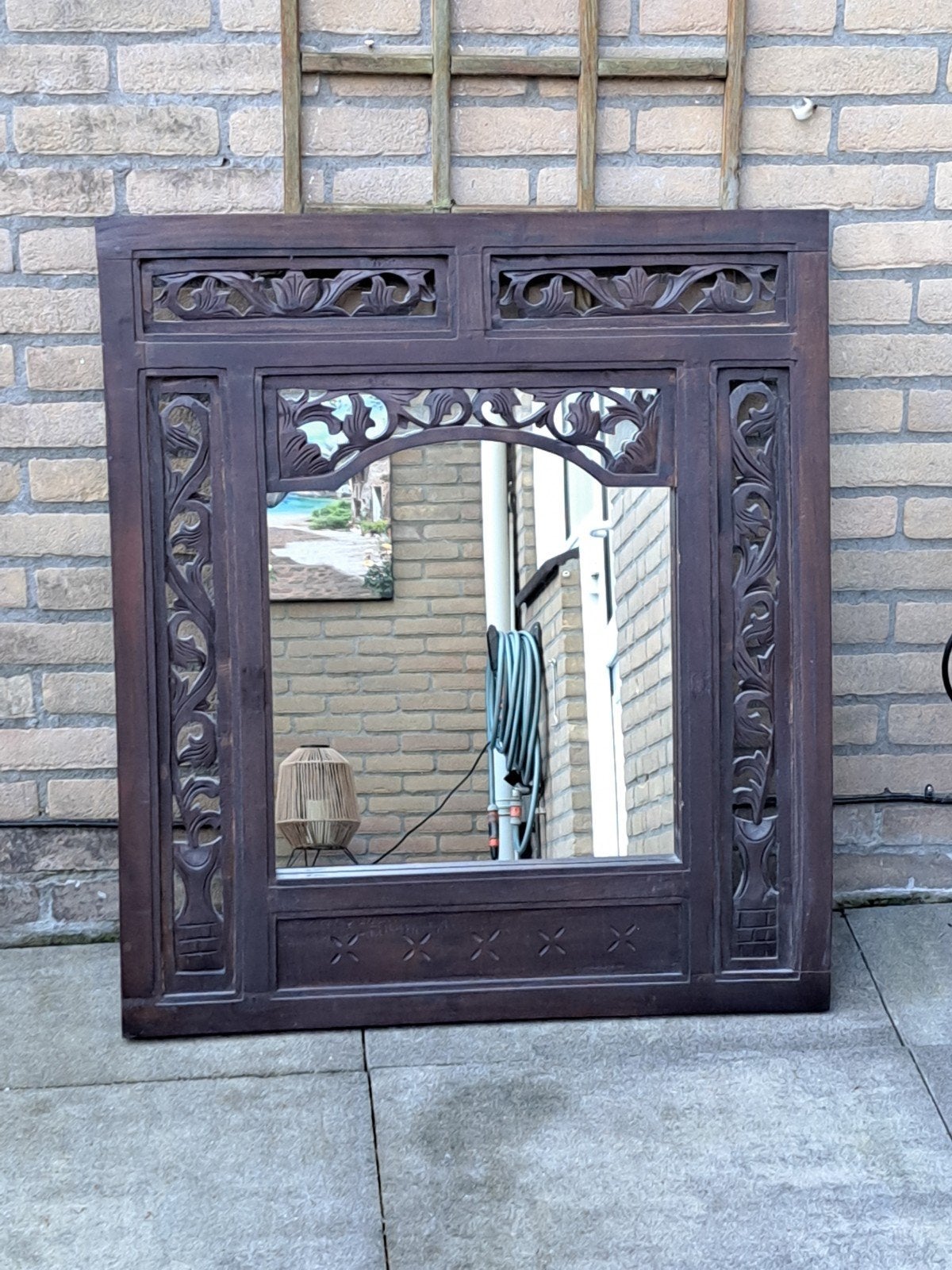Grote houten spiegel met sierlijk houtsnijwerk