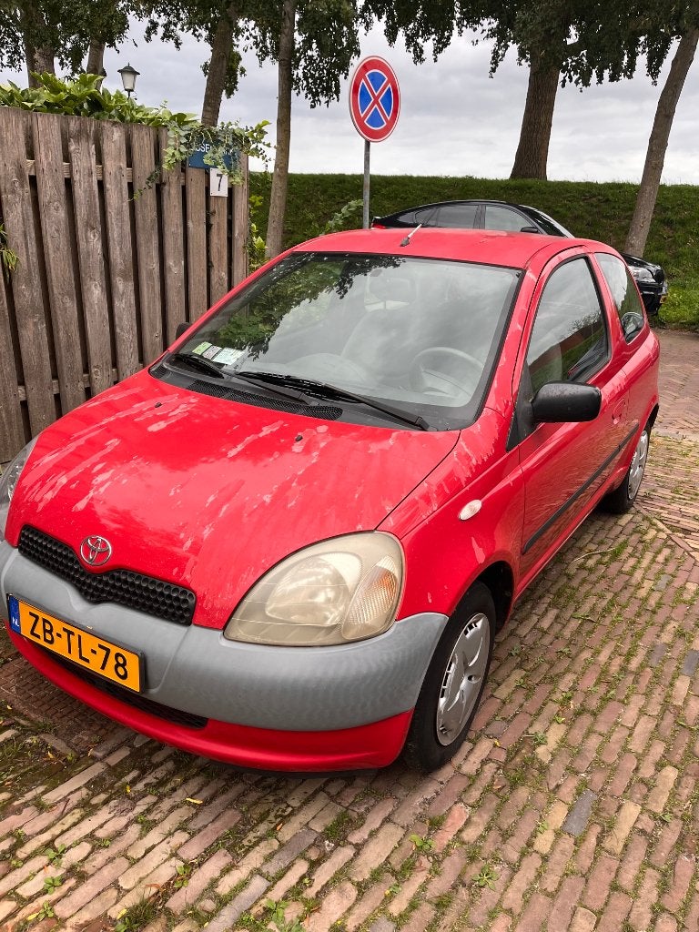 Toyota Yaris 1.0 16V Vvti 3DR 1999 Rood + Winterset, Auto's, Voorwielaandrijving, Stof, 4 cilinders, 400 kg