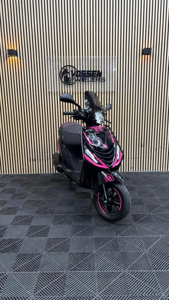 Piaggio Zip | Black & Pink | 2023 | 4200KM, Fietsen en Brommers, Scooters | Piaggio, Maximaal 45 km/u, Zip, Zo goed als nieuw
