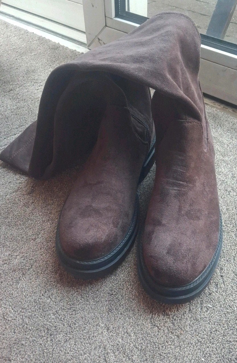 Bruine suède-achtige laarzen maat 41, Kleding | Dames, Schoenen, Ophalen of Verzenden, Gedragen, Bruin, Hoge laarzen
