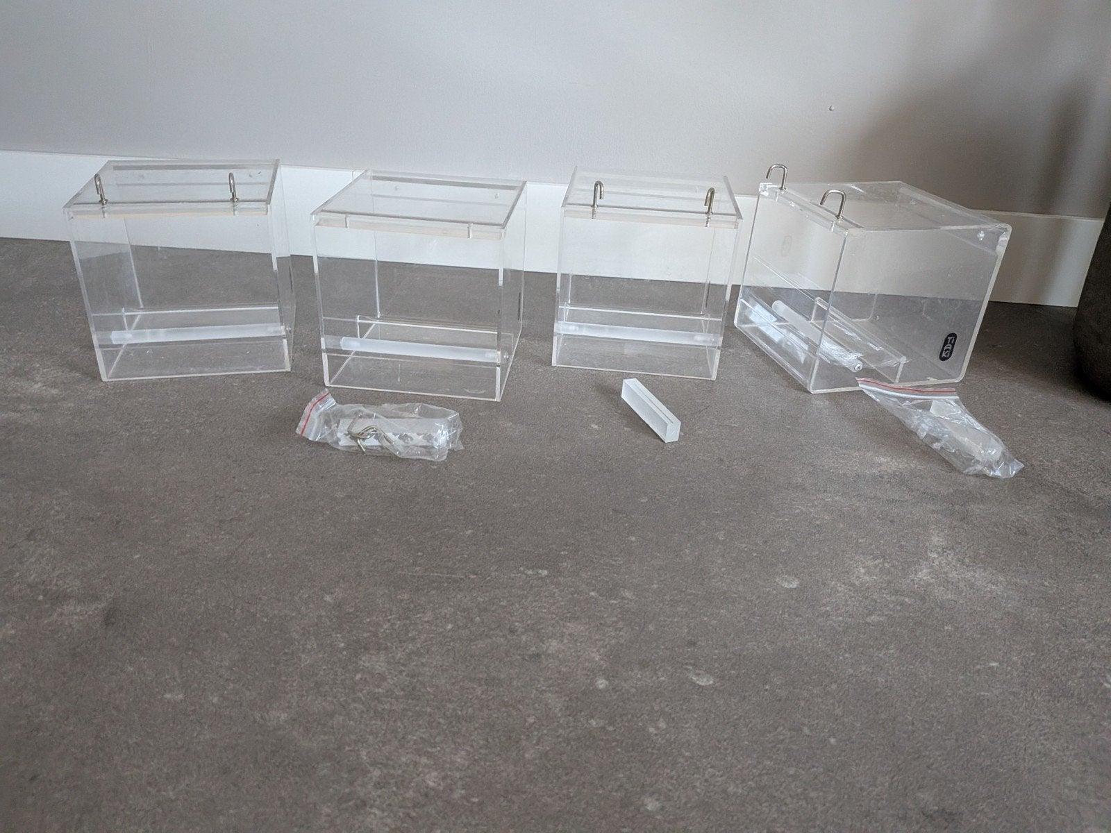 4x TIAKI No-Mess acryl vogelvoederhuisje, Ophalen of Verzenden, Nieuw