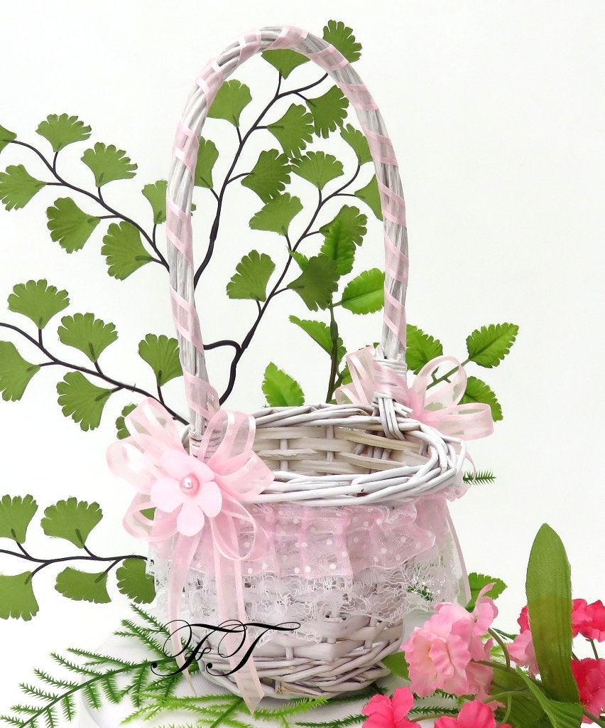Zeer mooie witte rieten strooimandje met roze versiering., Ophalen of Verzenden, Nieuw, Feestartikel, Geboorte of Huwelijk