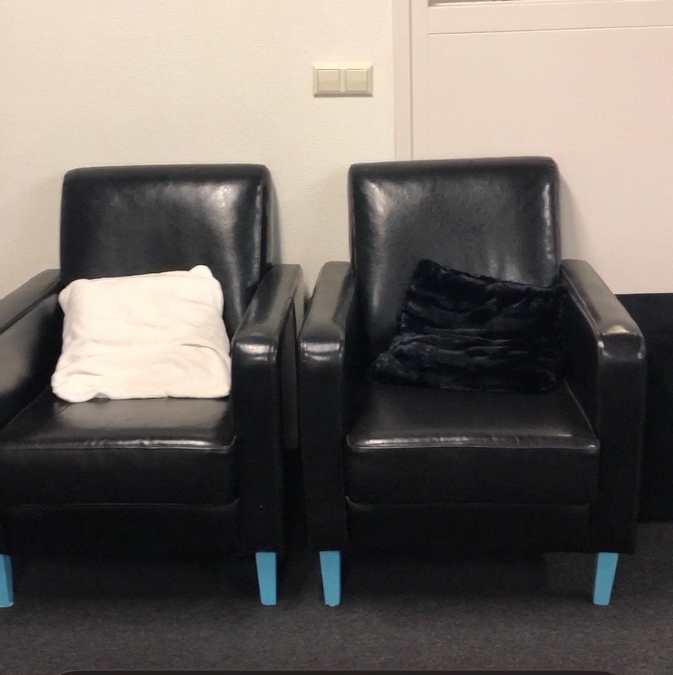 Twee lederen stoelen, Ophalen, Eenpersoons, 75 tot 100 cm, Zo goed als nieuw