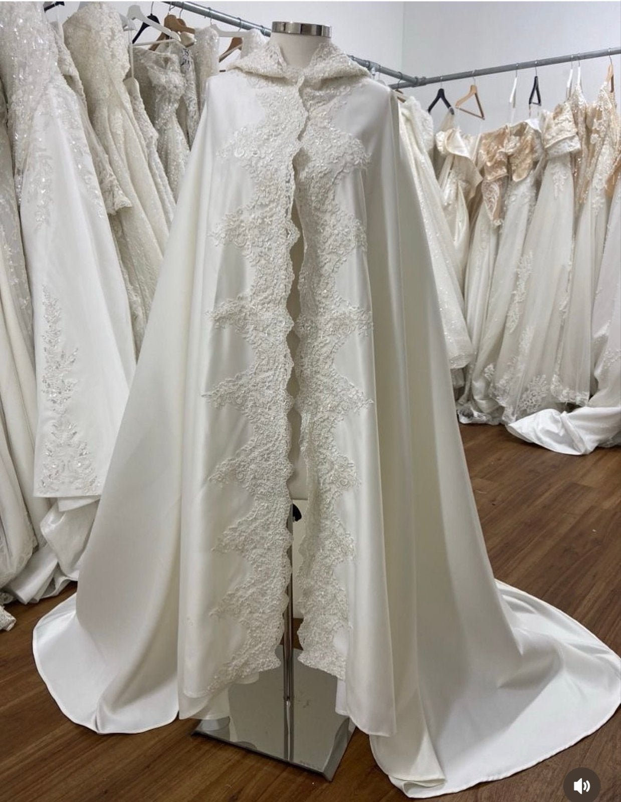 Elegante Witte Bruidscape met Capuchon en Kant, Ophalen of Verzenden, Nieuw, Wit, Accessoires