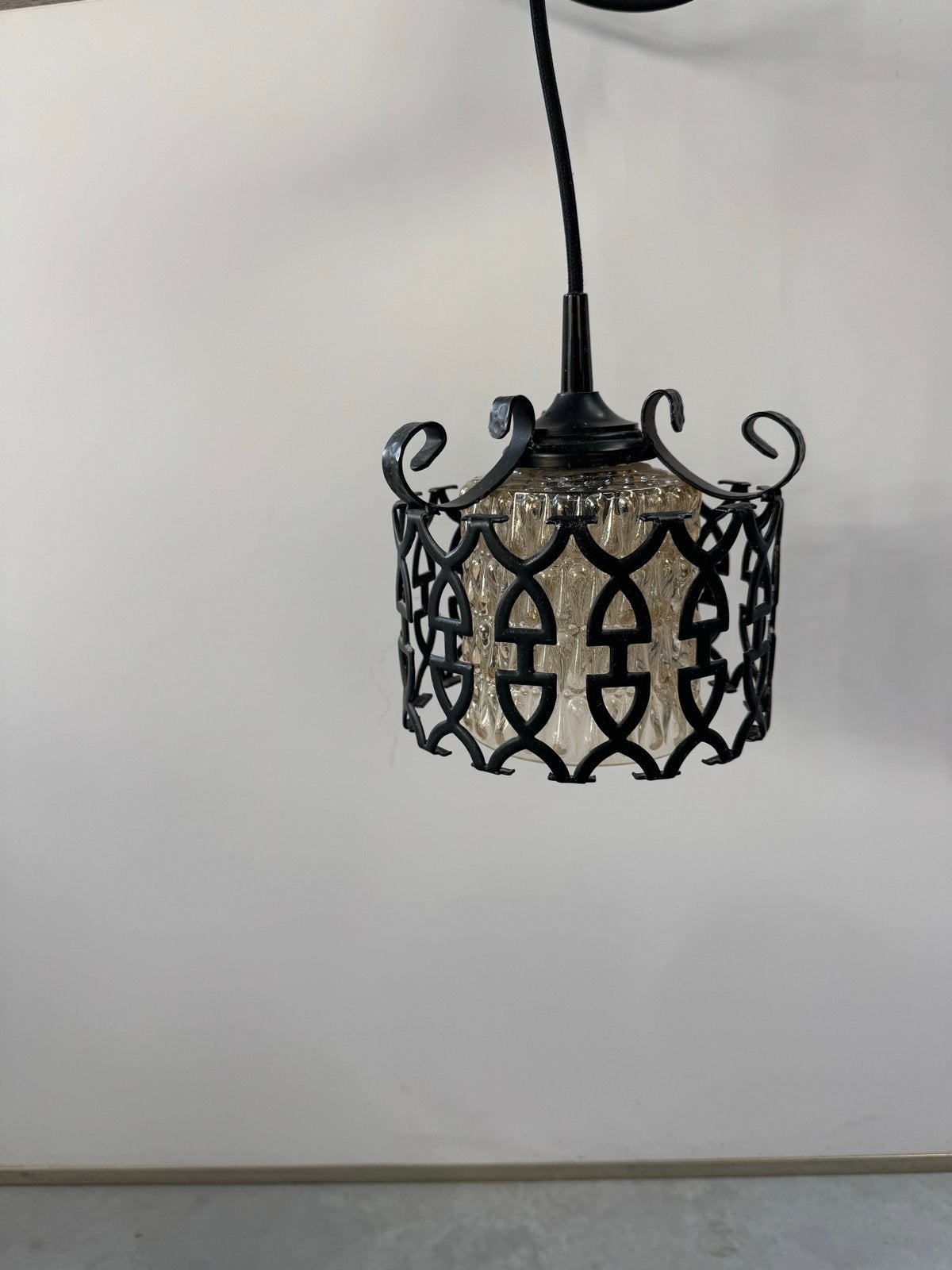 Vintage hanglamp met smeedijzeren frame en glazen kap, Ophalen of Verzenden, Gebruikt, Metaal, E27 (groot)