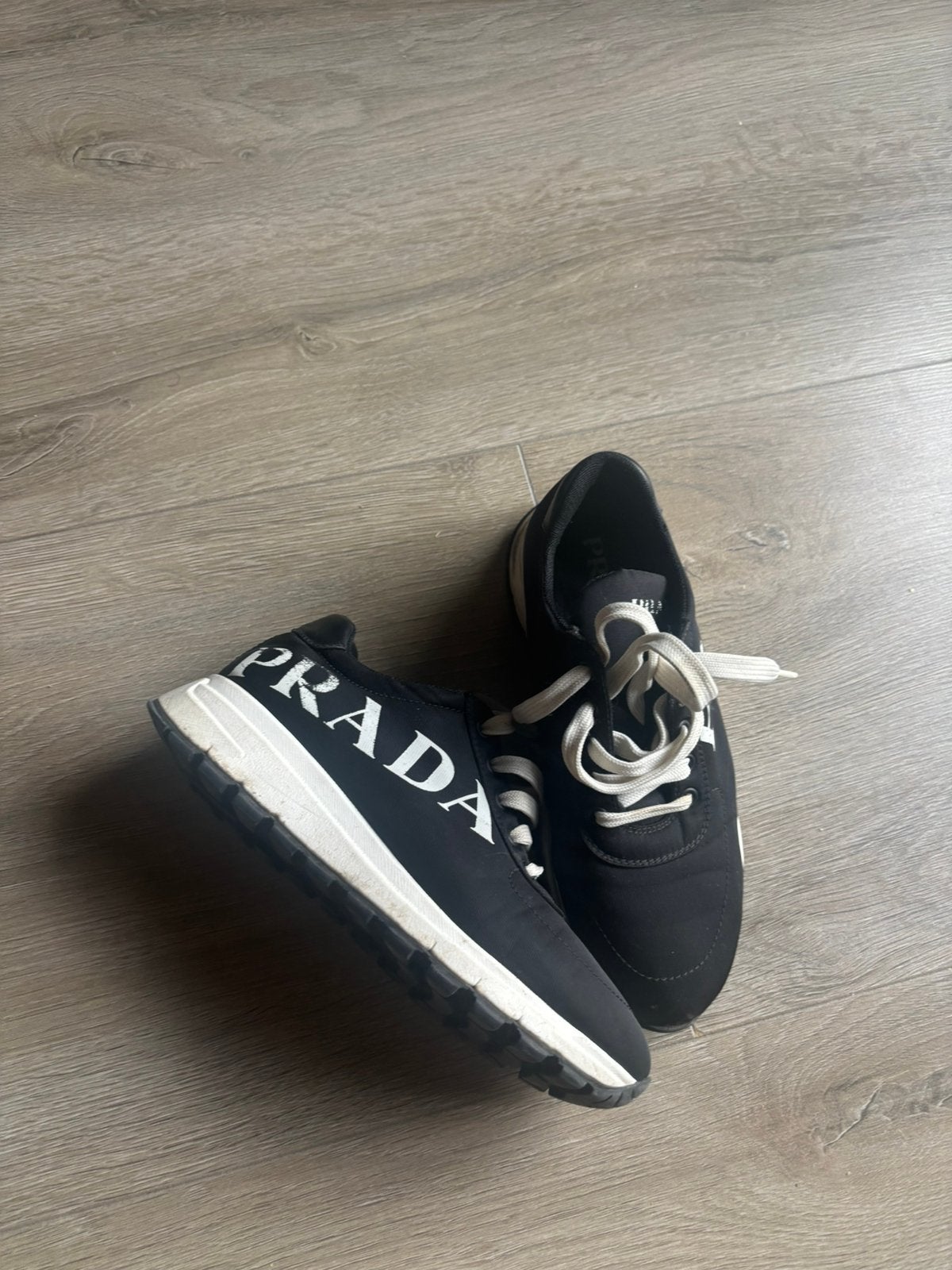 Prada schoenen dames, Ophalen of Verzenden, Zo goed als nieuw, Zwart, Sneakers of Gympen