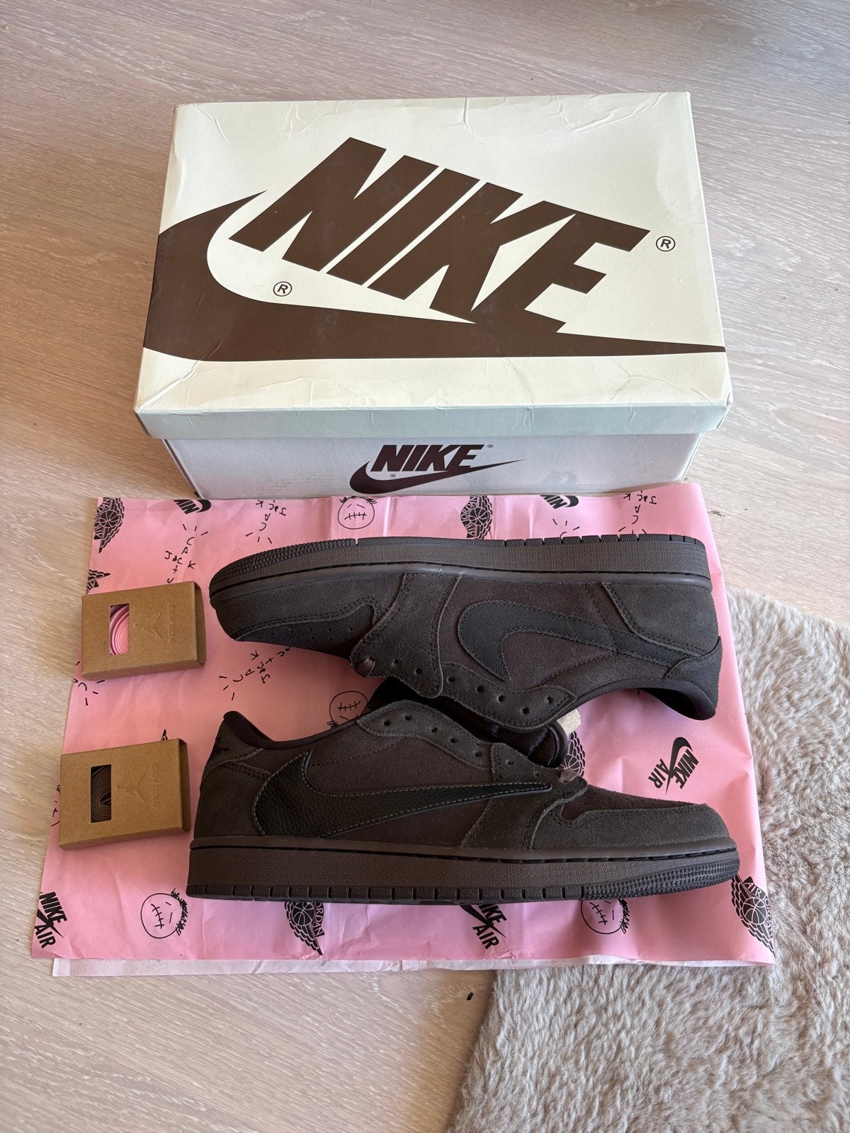 Jordan 1 Retro Low OG SP Travis Scott Velvet Brown, Ophalen of Verzenden, Nieuw, Bruin, Sneakers of Gympen