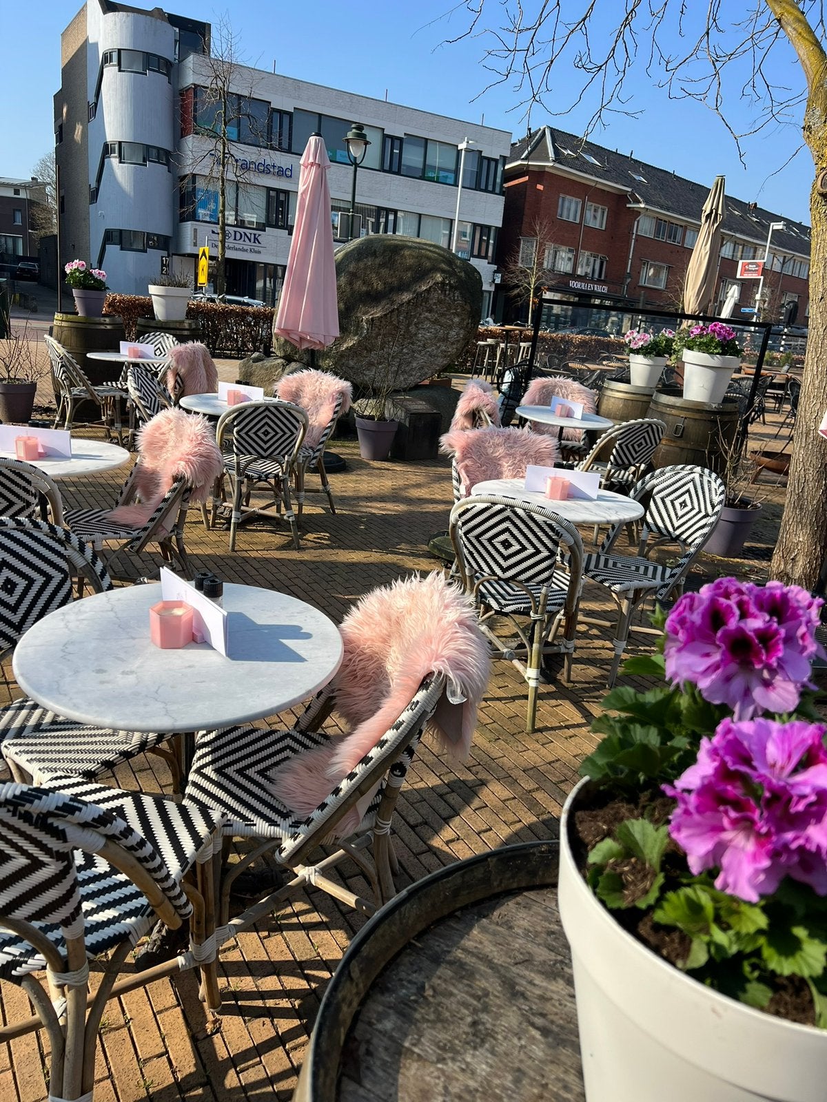 Terras tafels met stoelen, Ophalen
