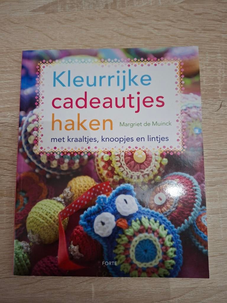 Kleurrijke cadeautjes haken - Boek met patronen, Ophalen of Verzenden, Zo goed als nieuw, Haken, Patroon of Boek