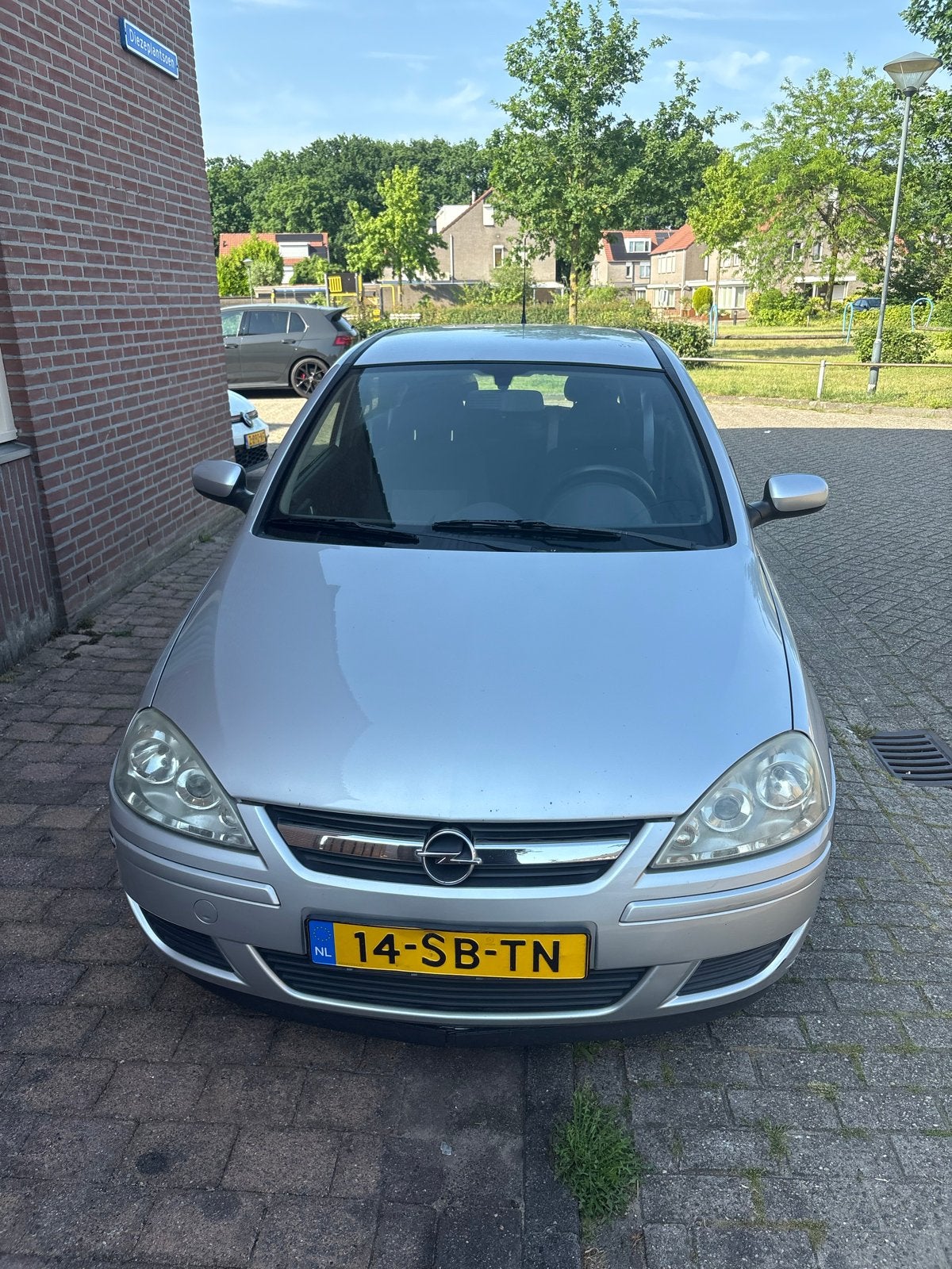 Opel Corsa 1.2 16V Twinport 3D 2005 Grijs, Auto's, Voorwielaandrijving, 450 kg, 31 €/maand, 4 cilinders