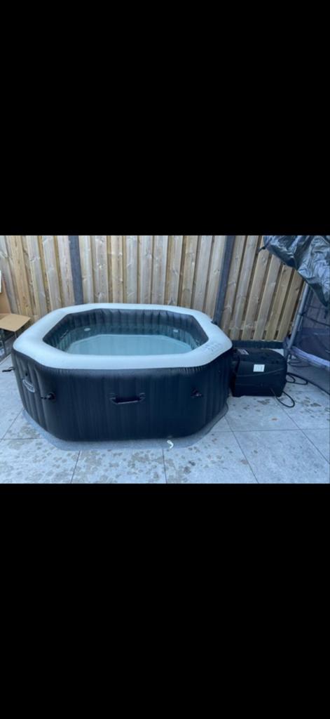 Intex Whirlpool Spa Zwart 6-persoons met WiFi, Tuin en Terras, Bubbelbaden en Hottubs, Zo goed als nieuw, Opblaasbaar, Ophalen