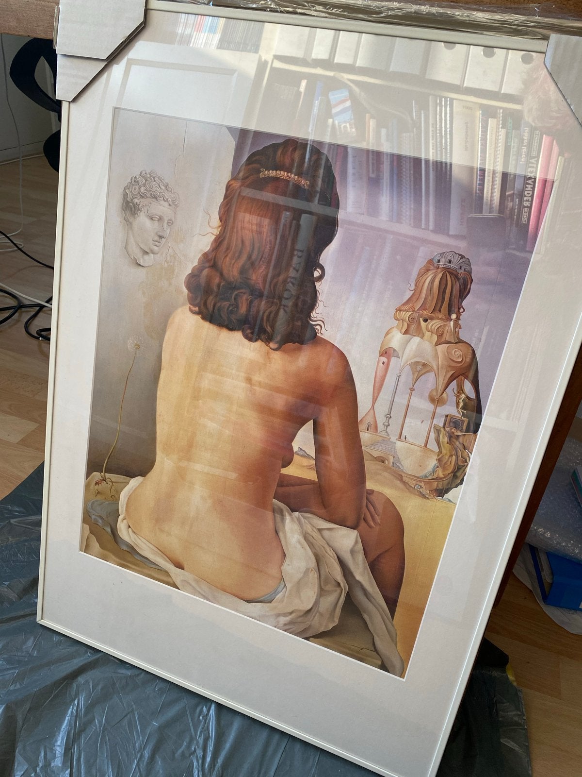 Salvador Dalí - Gala Contemplating the Mediterranean Sea, Papier/karton, Ophalen of Verzenden, Ingelijst, Print