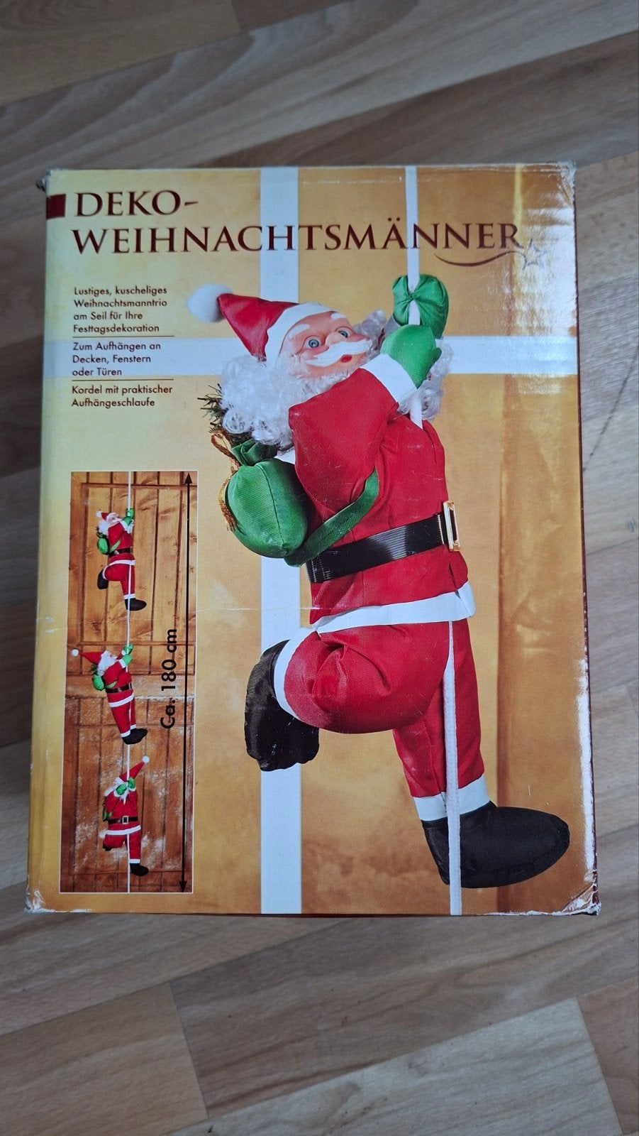 Kerstmannetjes aan touw., Ophalen