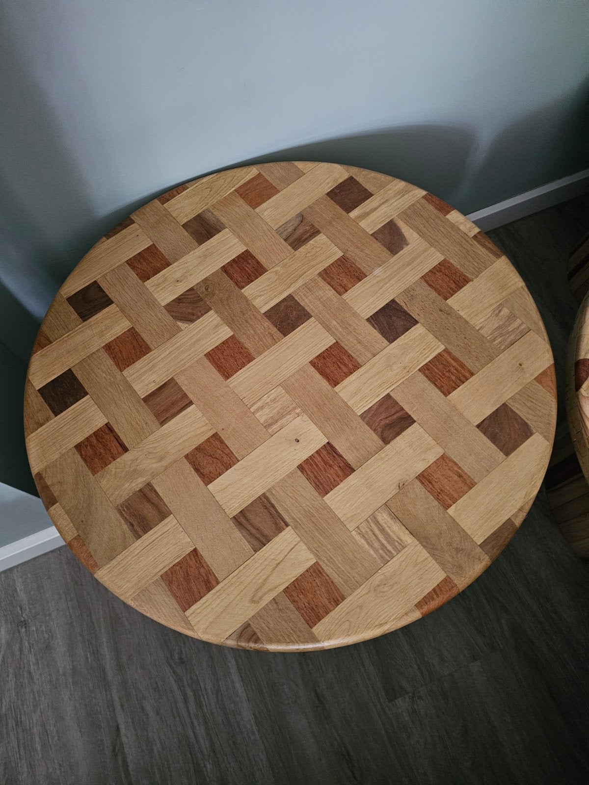 Ronde salontafel met uniek houten mozaïek blad, Huis en Inrichting, Tafels | Salontafels, Ophalen of Verzenden, Zo goed als nieuw