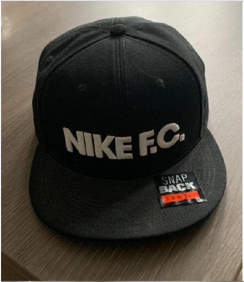 NIKE F.C. zwarte pet met een platte klep; nieuw, Ophalen of Verzenden, Nieuw, 60 cm (XL, 7½ inch) of meer, Pet