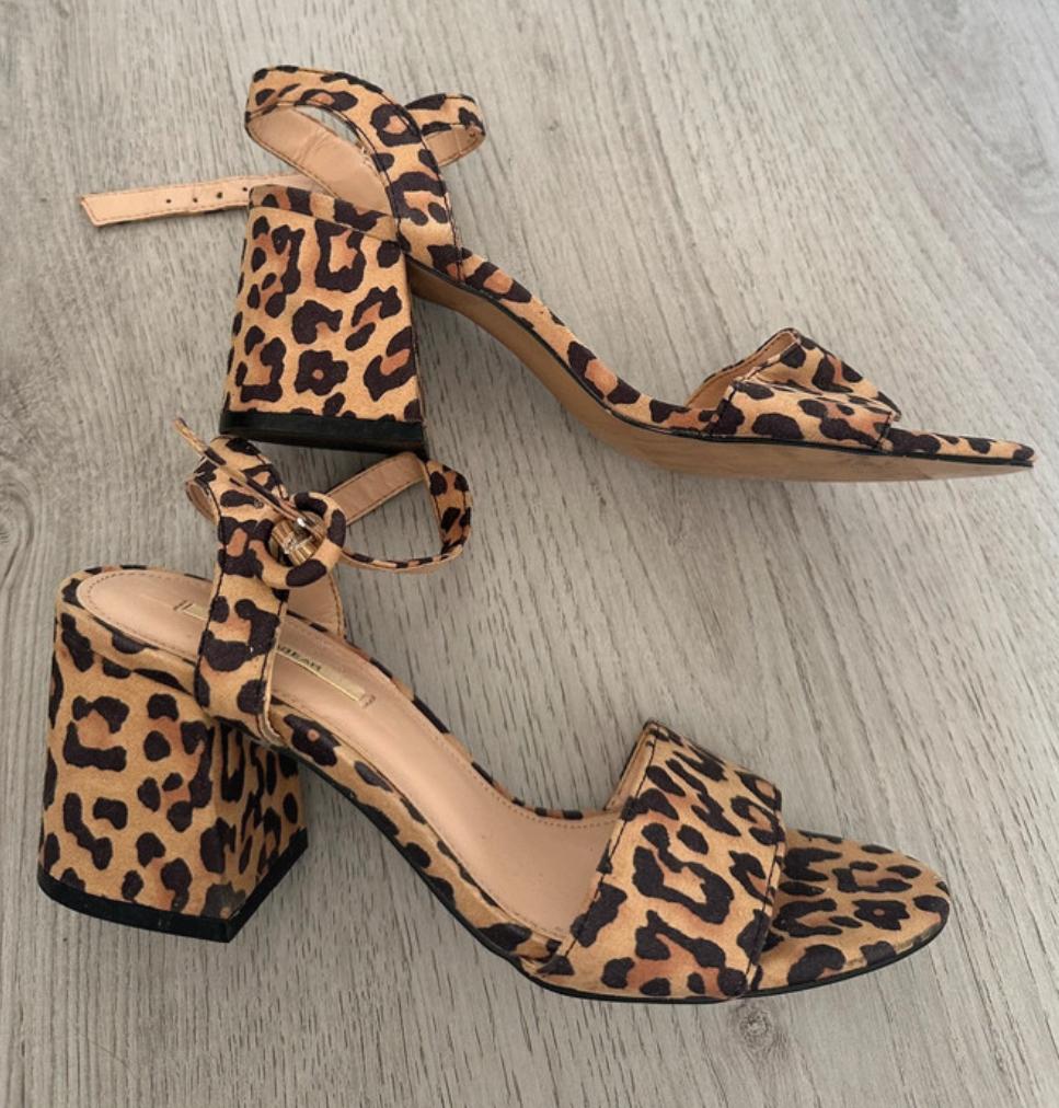 Pull&Bear hakken pumps met bandjes en panterprint maat 36, Schoenen met lage hakken, Bruin, Ophalen of Verzenden, Zo goed als nieuw