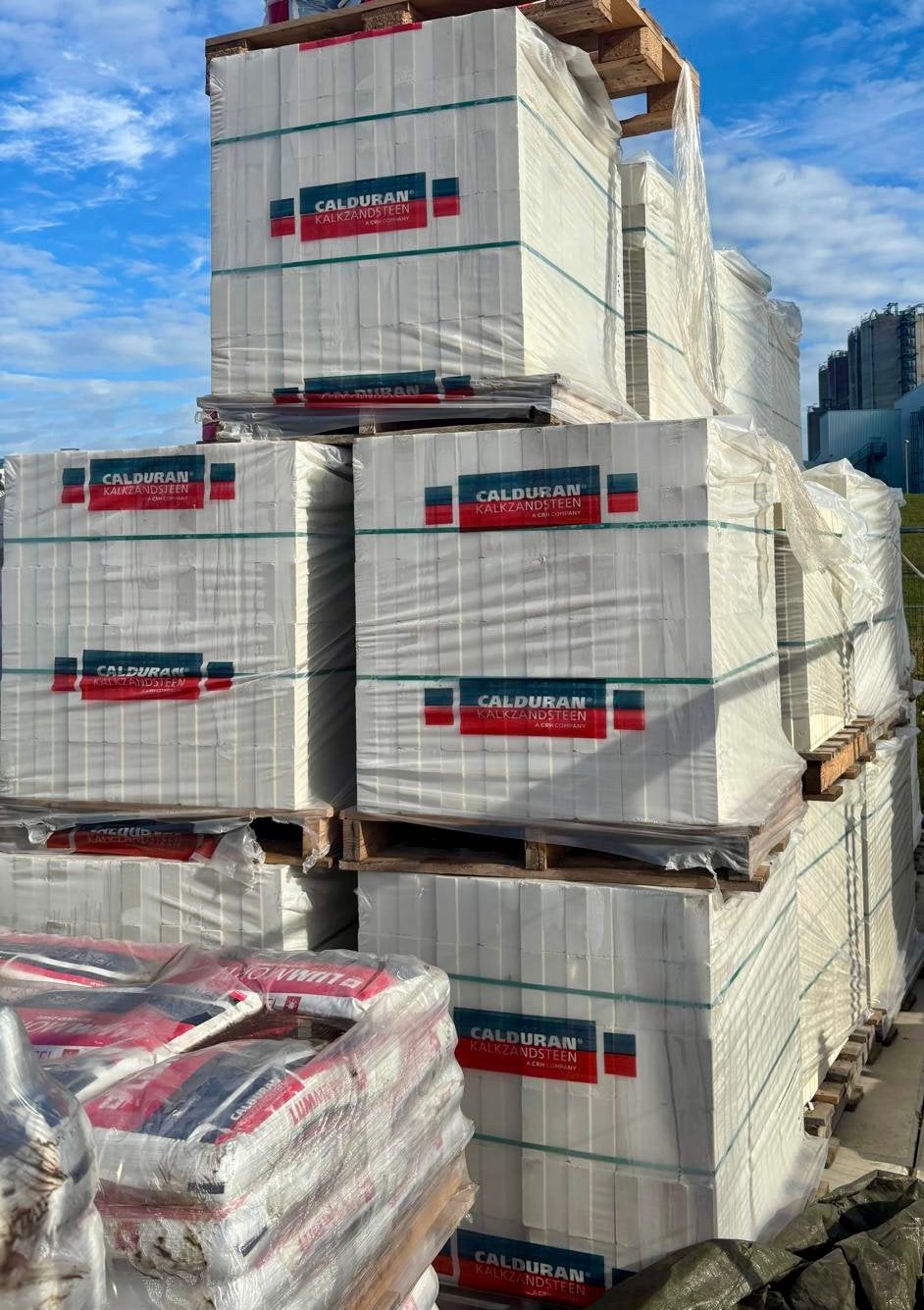 24 pallets Kalkzandsteen + 120 st. Lijmmortel zakken, Ophalen, Zo goed als nieuw, Kalkzandstenen