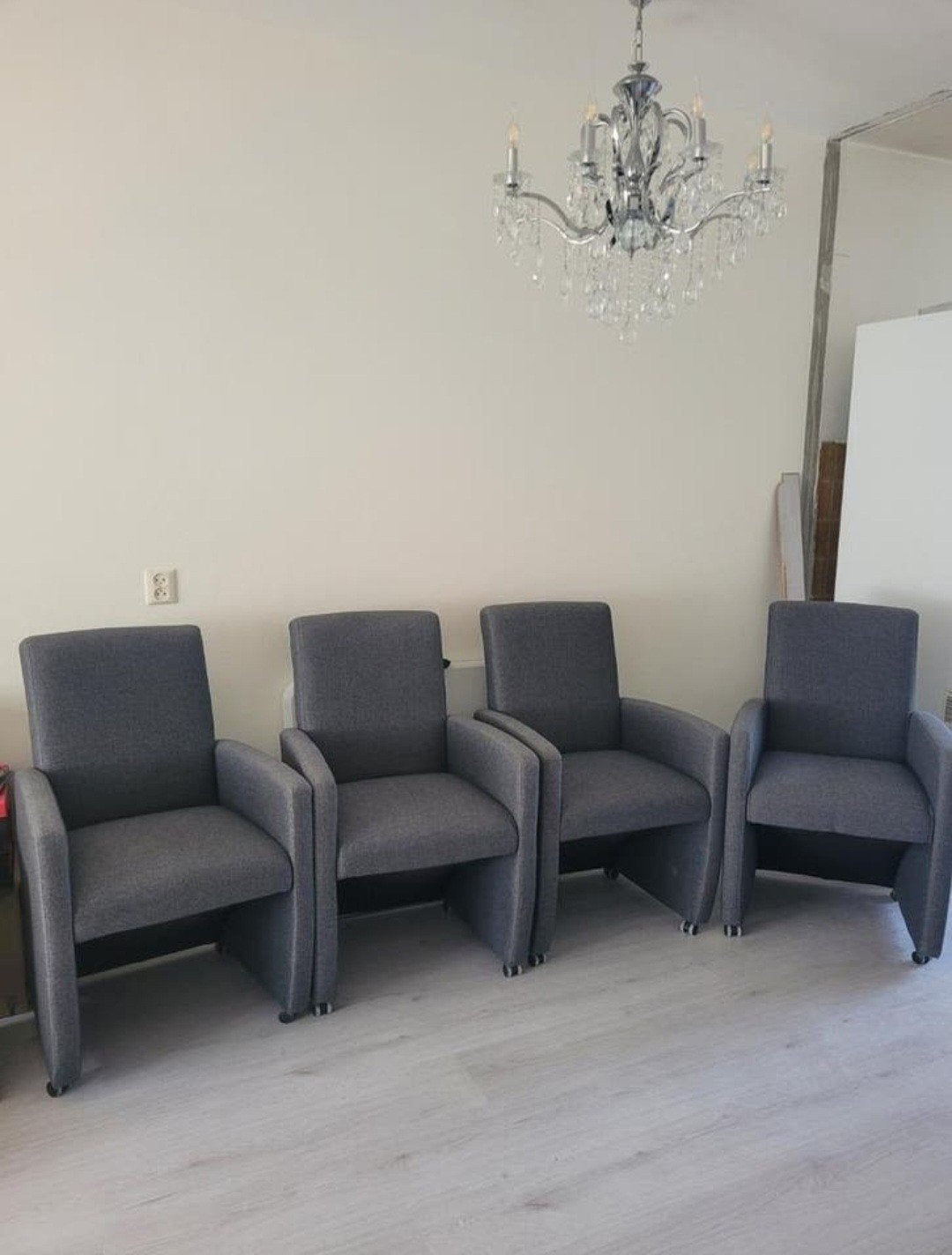 Set van 4 comfortabele grijze eetkamerstoelen, Huis en Inrichting, Ophalen, Zo goed als nieuw, Vier, Modern