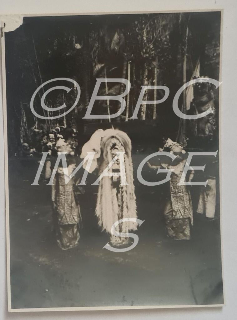 foto 2 Balinese danseressen Bali Nederlands-Indië 1930's, Gebruikt, Verzenden, Foto, Voor 1940