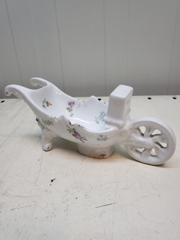 Antieke porseleinen kruiwagen met bloemdecoratie, Ophalen of Verzenden