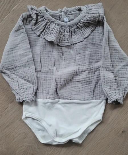 Grijze blouse romper van Calamaro maat 68, Kinderen en Baby's, Babykleding | Maat 68, Overige typen, Meisje, Nieuw, Calamaro