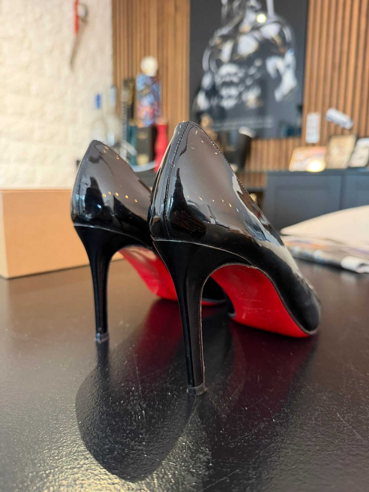 Louboutin hakken maat 40, Kleding | Dames, Schoenen, Ophalen, Zo goed als nieuw, Zwart