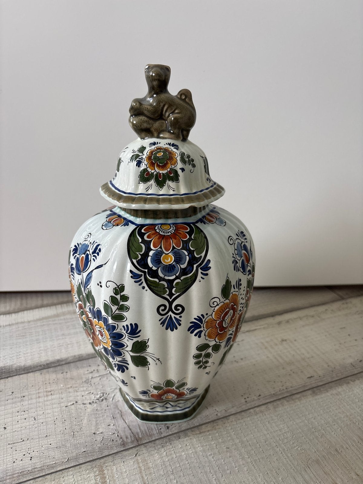 Delfts Polychroom Handwerk Vaas met Apen Deksel, Antiek en Kunst, Antiek | Vazen, Ophalen