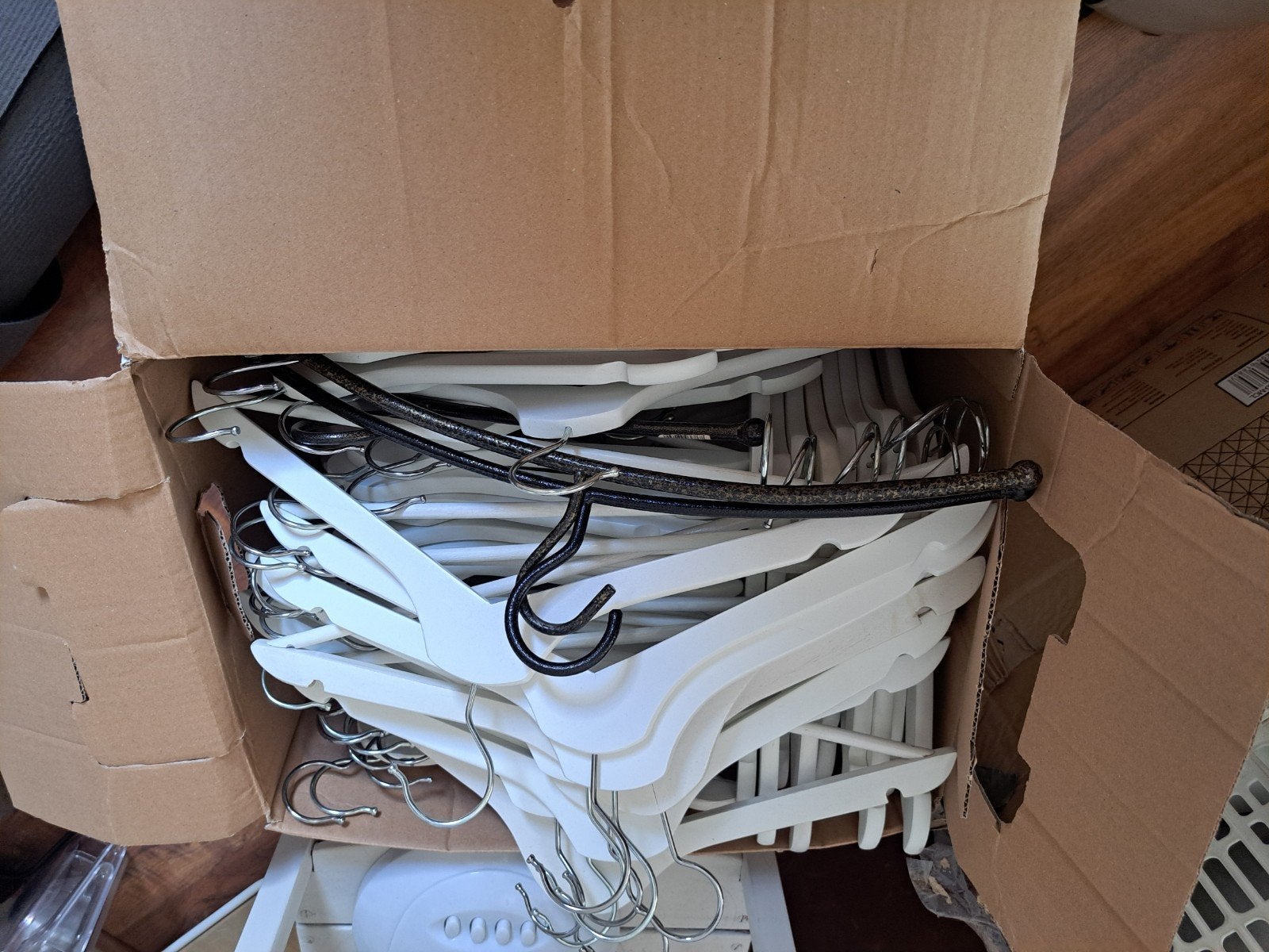 50+ ongebruikte kleerhangers - wit en zwart, Ophalen of Verzenden, Nieuw, Kunststof, Volwassenen