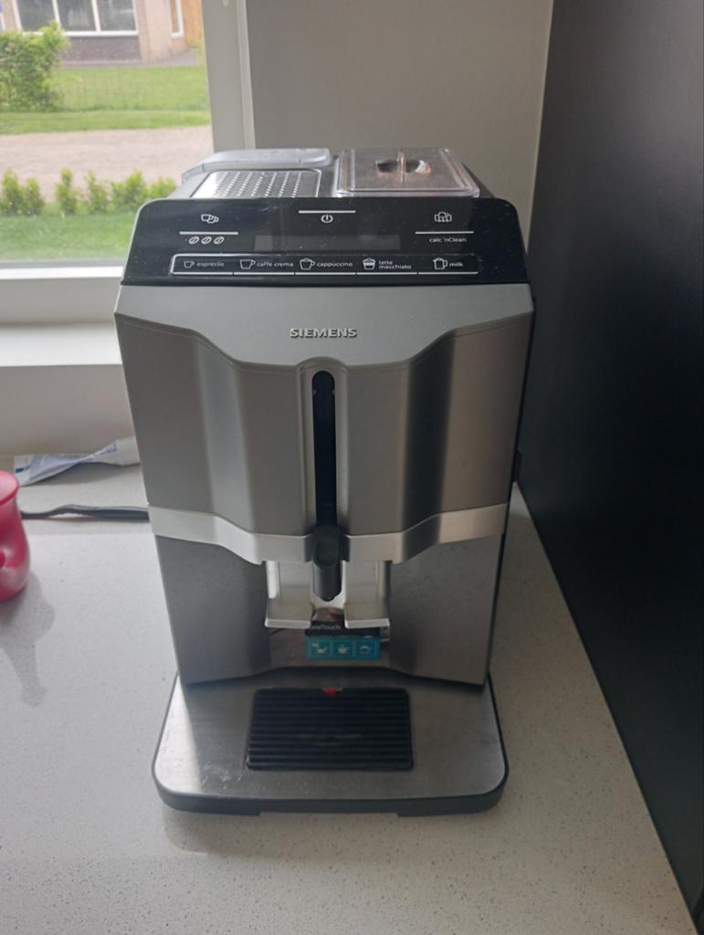 Siemens EQ.300 volautomatische koffiemachine, Gebruikt, Koffiemachine, 4 tot 10 kopjes, Afneembaar waterreservoir