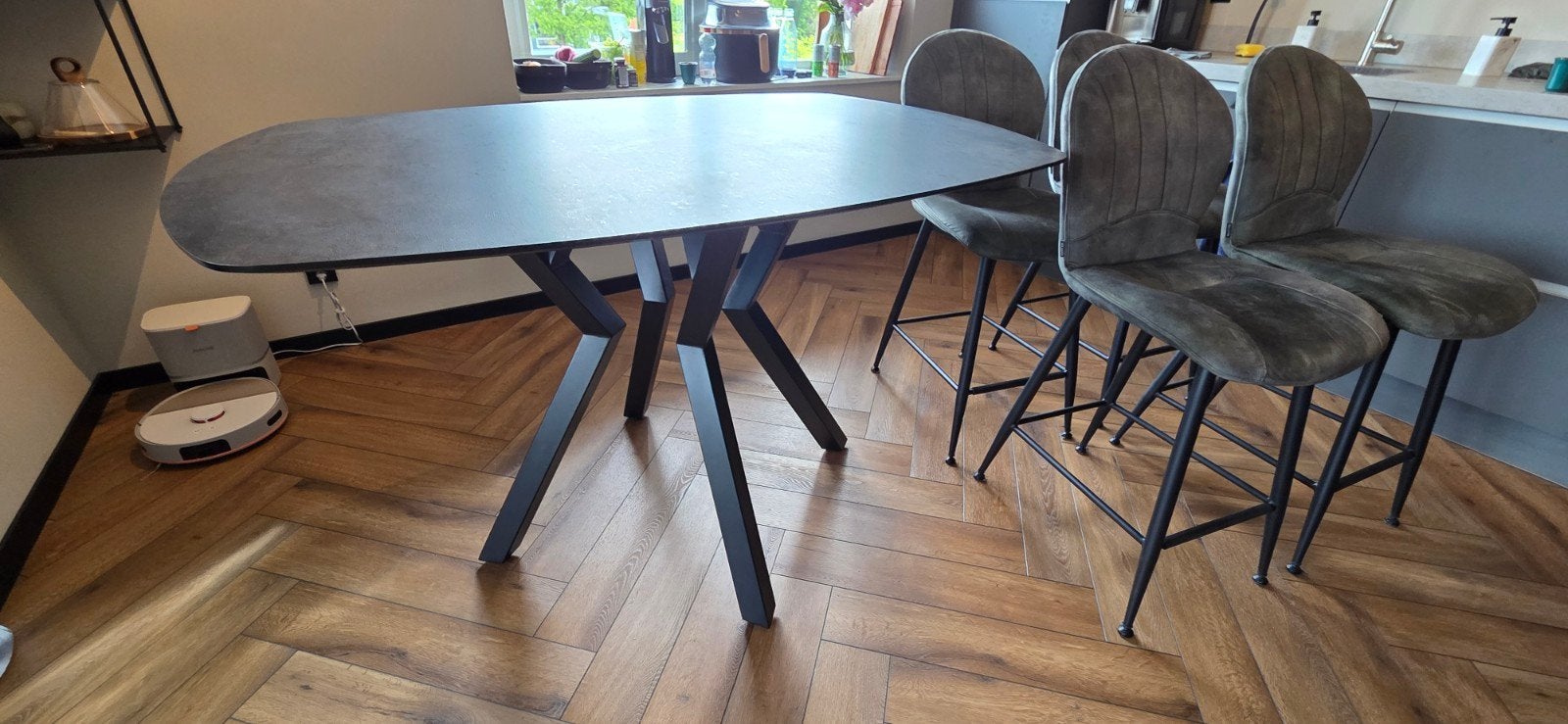 Moderne ovale eettafel met metalen onderstel, Huis en Inrichting, Tafels | Eettafels, 100 tot 150 cm, Modern, Industrieel, Overige materialen