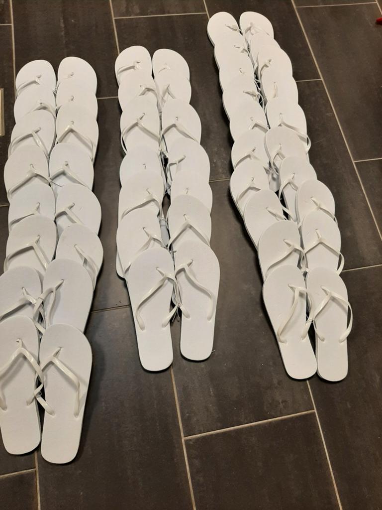 Partij witte nieuwe slippers. Voor bruiloft?, Ophalen of Verzenden, Nieuw, Wit