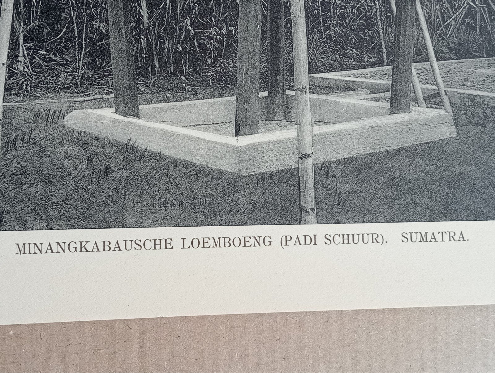 Fotogravure Minangkabausche Loemboeng (Padi Schuur) Sumatra, Ophalen of Verzenden