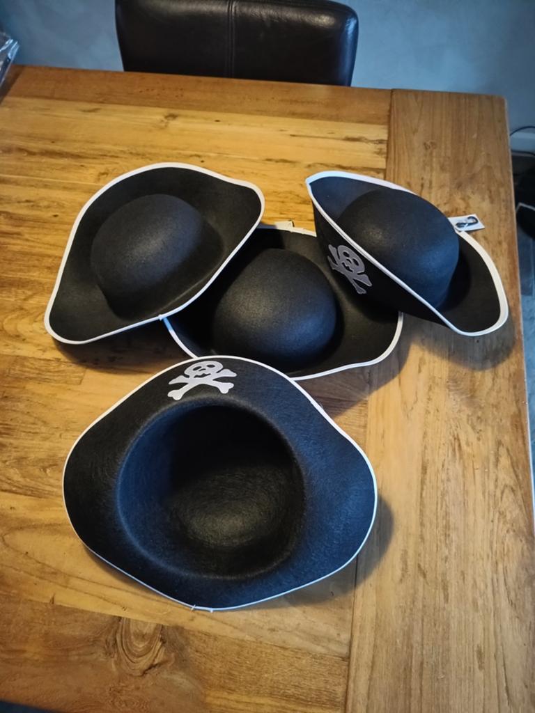 Vier maal piraten hoed. Nieuw Universe maat, Kinderen en Baby's, Carnavalskleding en Verkleedspullen, Ophalen of Verzenden, Nieuw