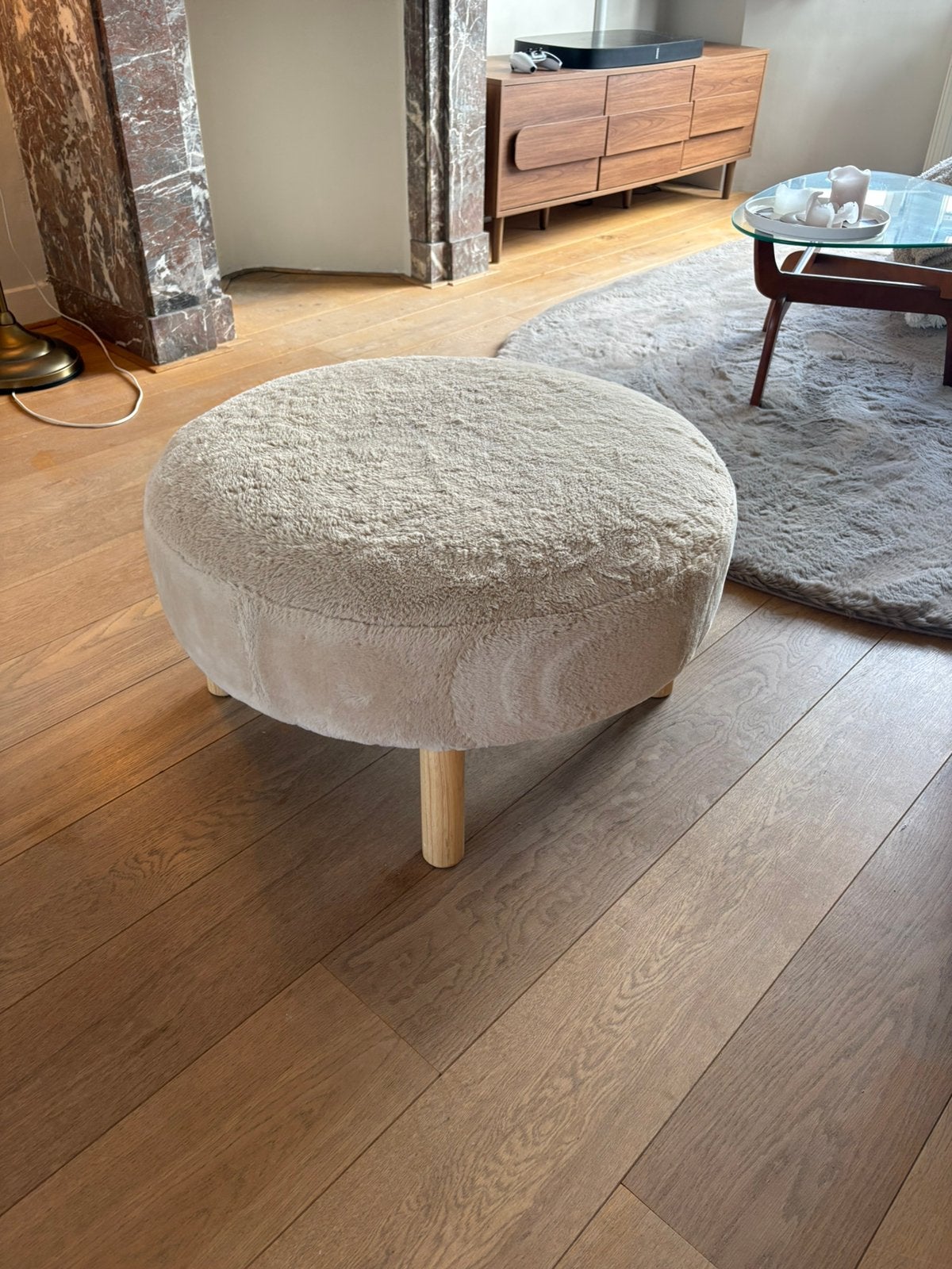 Beige poef van Jysk, Huis en Inrichting, Banken | Voetenbanken en Poefen, Ophalen, Zo goed als nieuw, Rond, Minder dan 50 cm