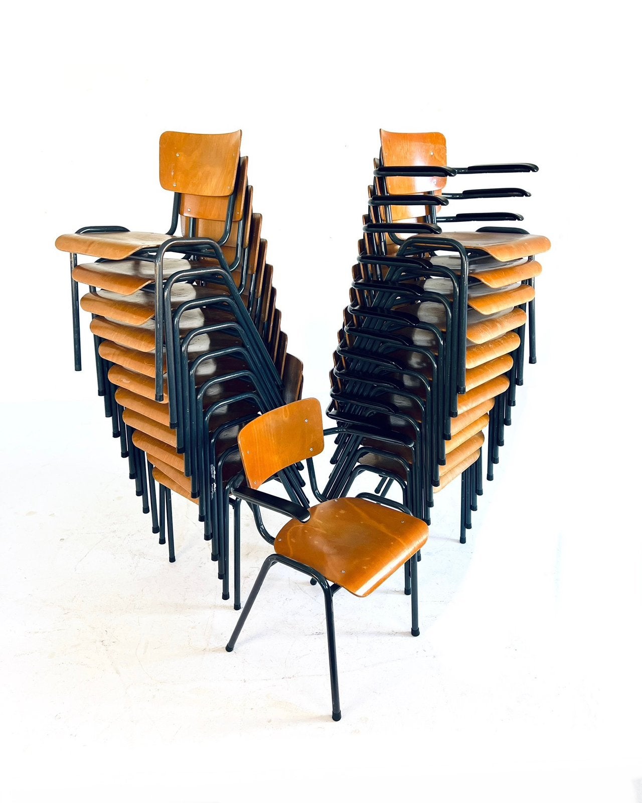 Partij van 23x vintage plywood stapelstoel ‘60, Ophalen of Verzenden, Zo goed als nieuw, Nvt, Vijf, Zes of meer stoelen