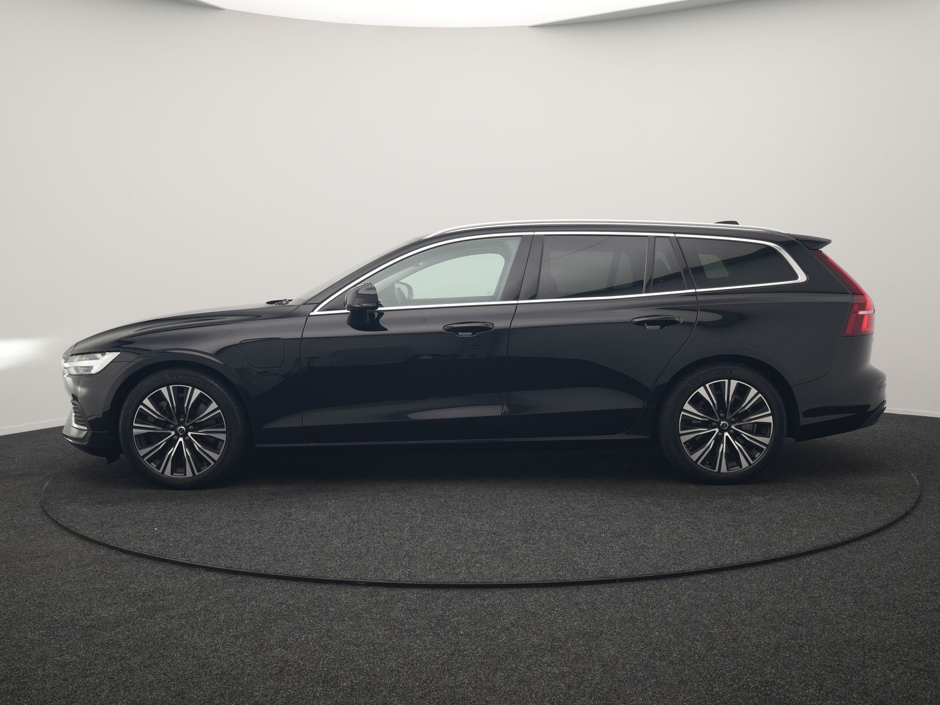 Volvo V60 T6 PHEV AWD Plus Bright 350pk Dealer O.H | Trekhaa, Automaat, Gebruikt, Zwart, 4 cilinders