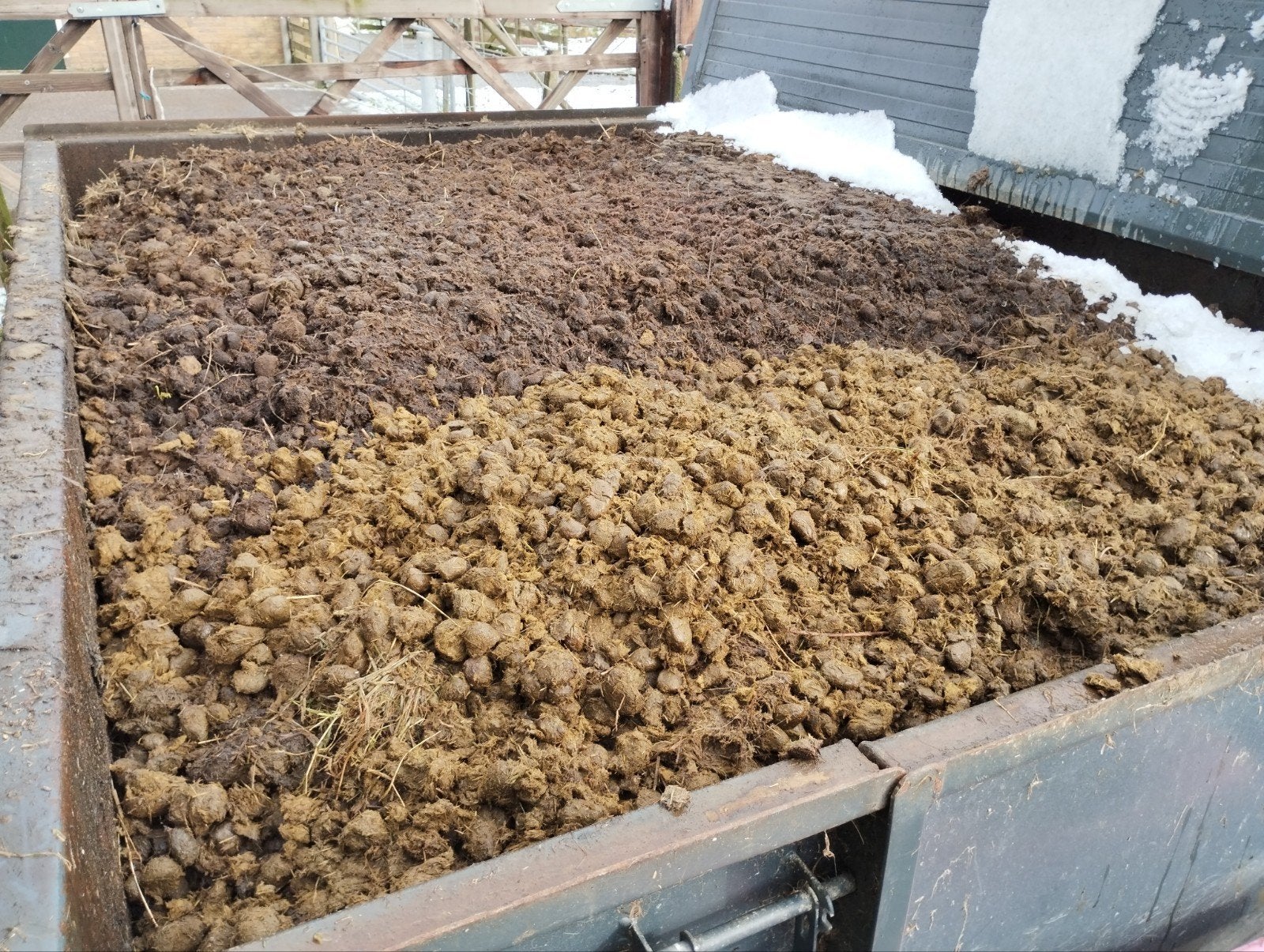 Paardenmest 
Paardenmest

Zonder stro. Met hier en daa, Ophalen, Tuinaarde