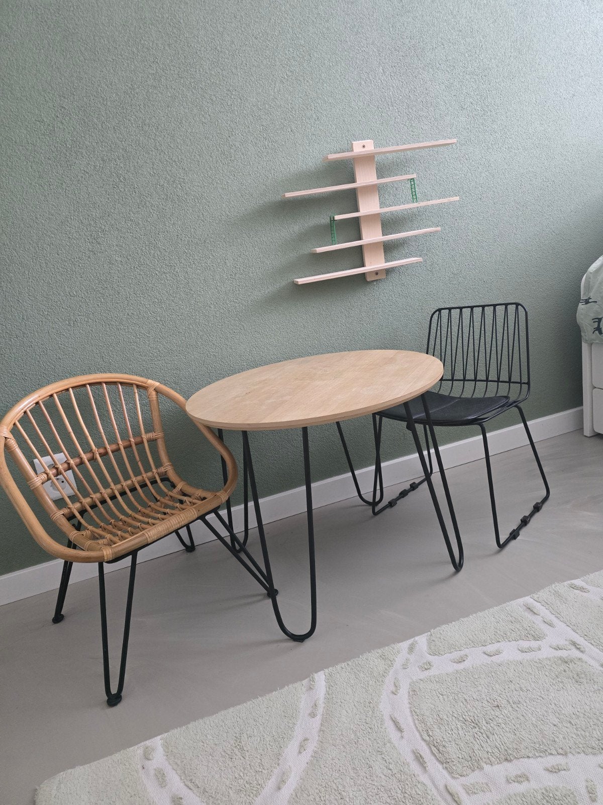 Kindertafel met 2 stoelen - Gloednieuwe Rotanstoel en metaal, Kinderen en Baby's, Kinderkamer | Tafels en Stoelen, Ophalen, Tafel(s) en Stoel(en)