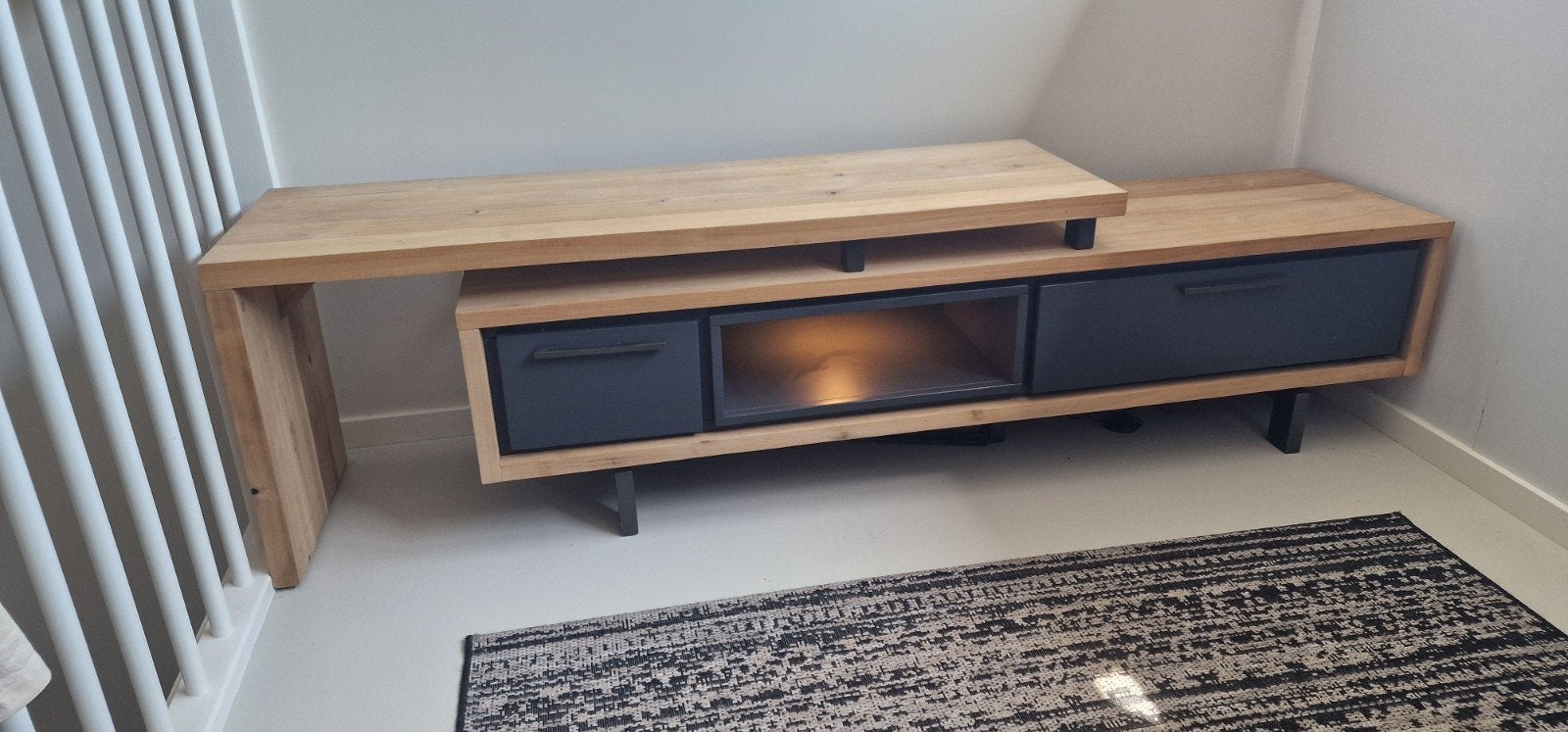 XOOON TV-meubel eiken/antracietgrijs (met verlichting), Ophalen, 150 tot 200 cm, Eikenhout, Zo goed als nieuw