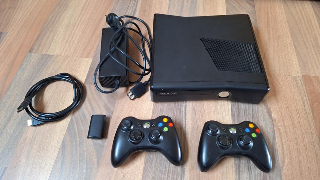 Xbox 360, draadloze controllers en spellen, Spelcomputers en Games, Spelcomputers | Xbox 360, Ophalen of Verzenden, 250 GB, Met 2 controllers